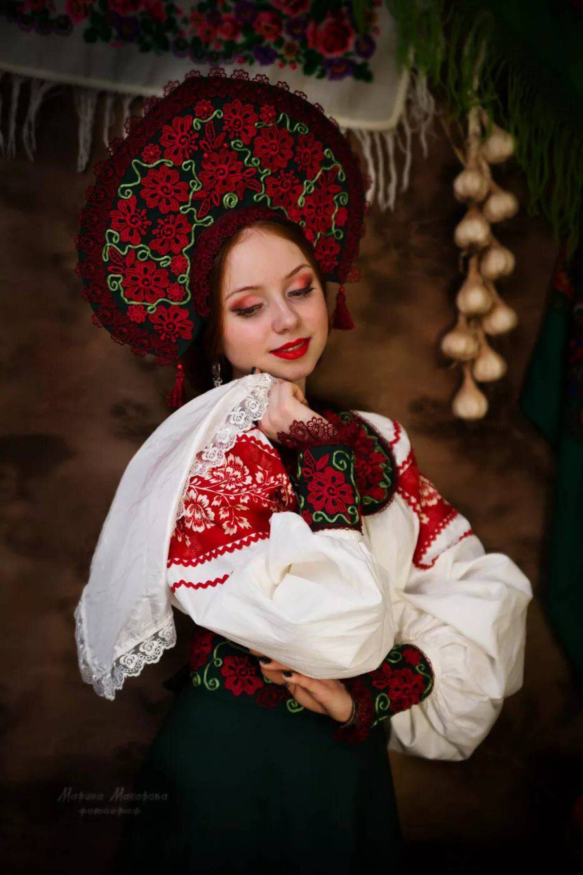 Women in Slavic costumes underwear in Cypin