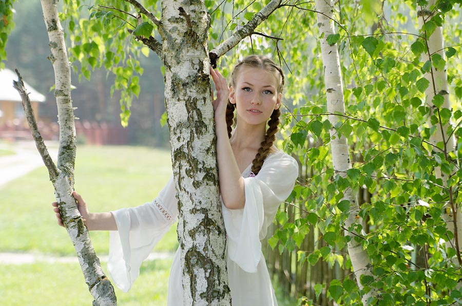 Women in Slavic costumes in Cypin